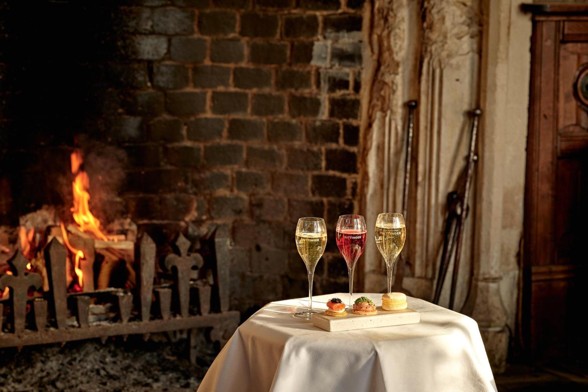 Hotel Ellenborough Park Bishop's Cleeve Esterno foto The fireplace at the restaurant