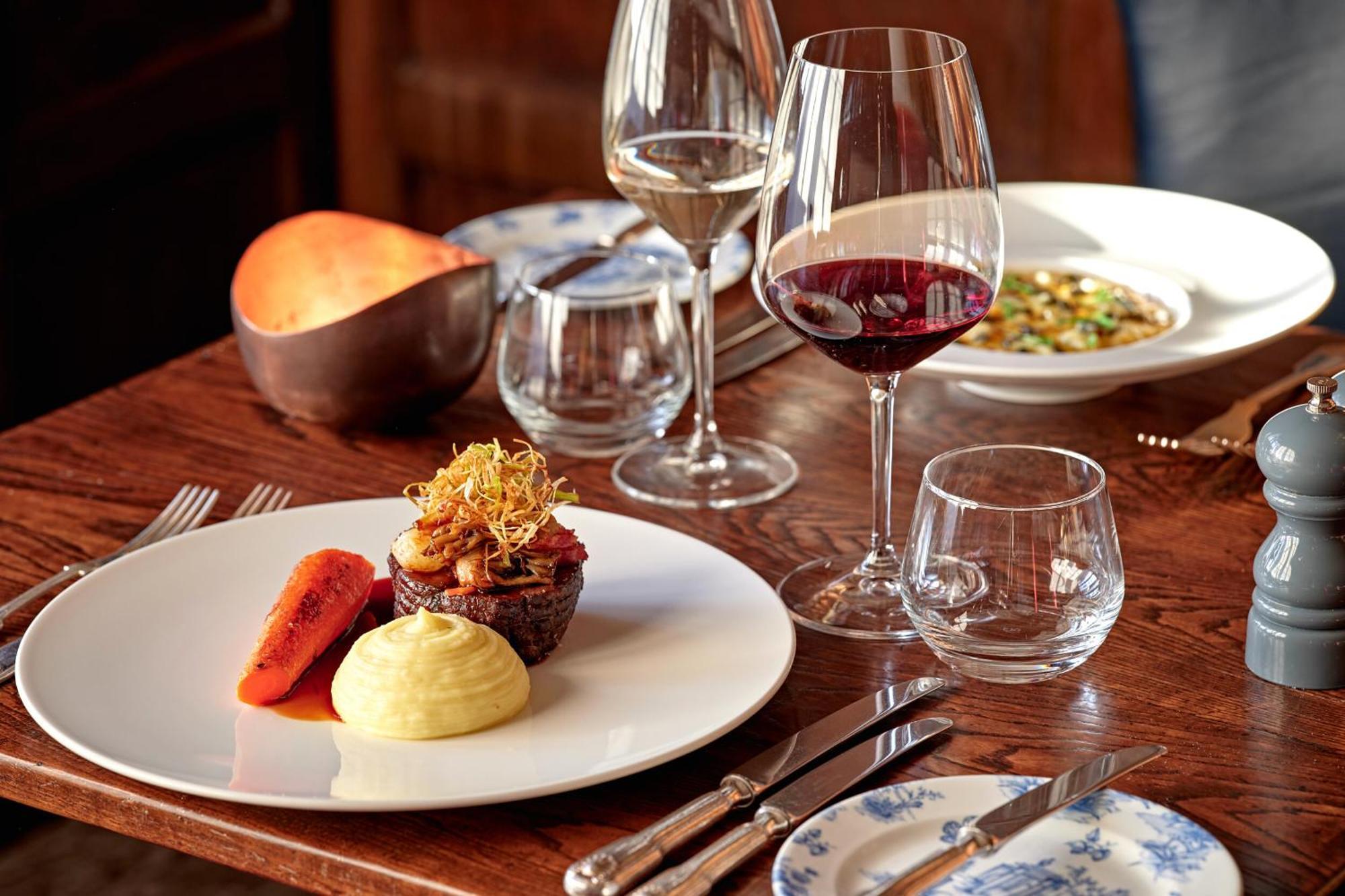 Hotel Ellenborough Park Bishop's Cleeve Esterno foto A meal at the restaurant