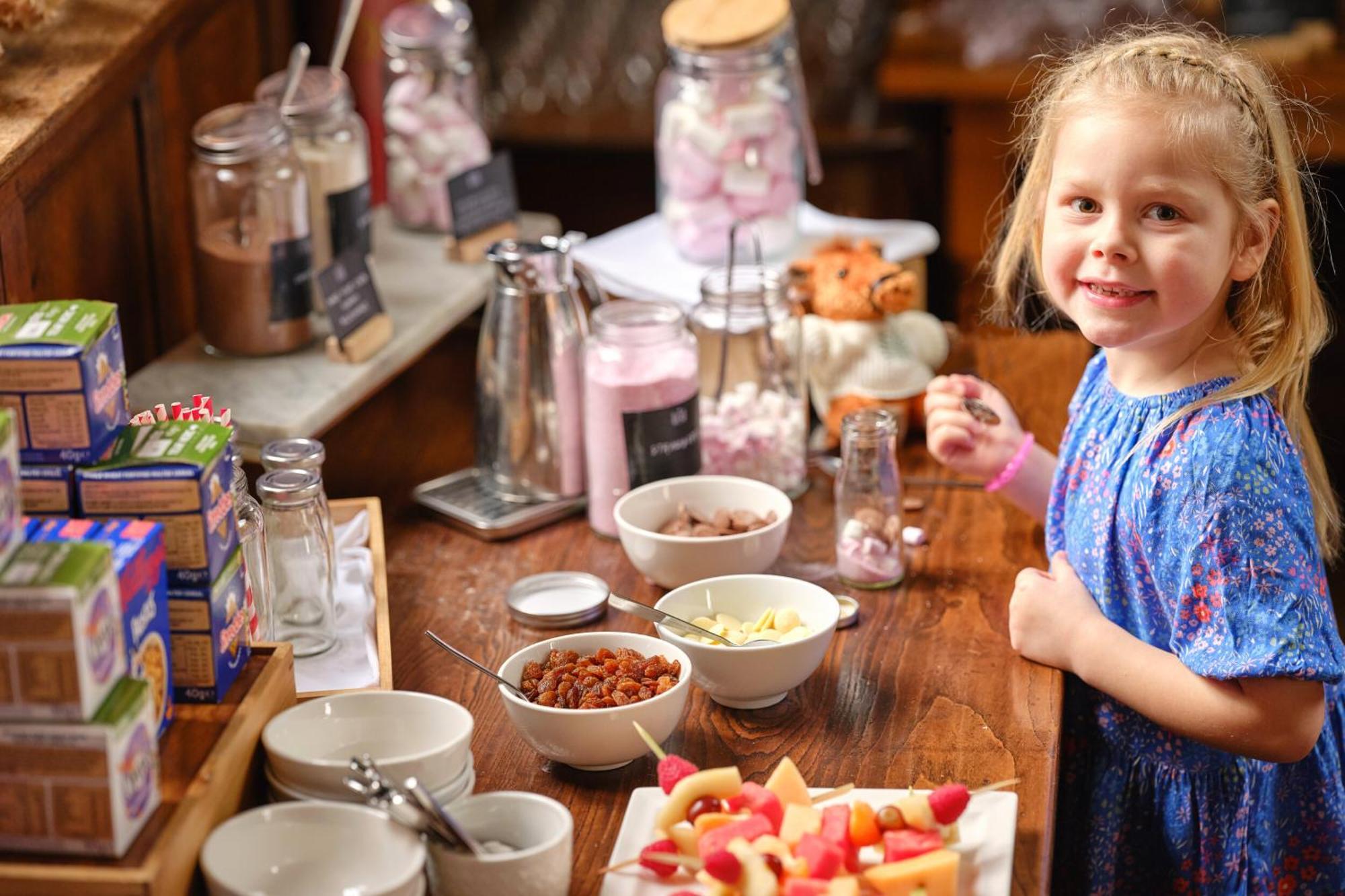 Hotel Ellenborough Park Bishop's Cleeve Esterno foto A child at a buffet