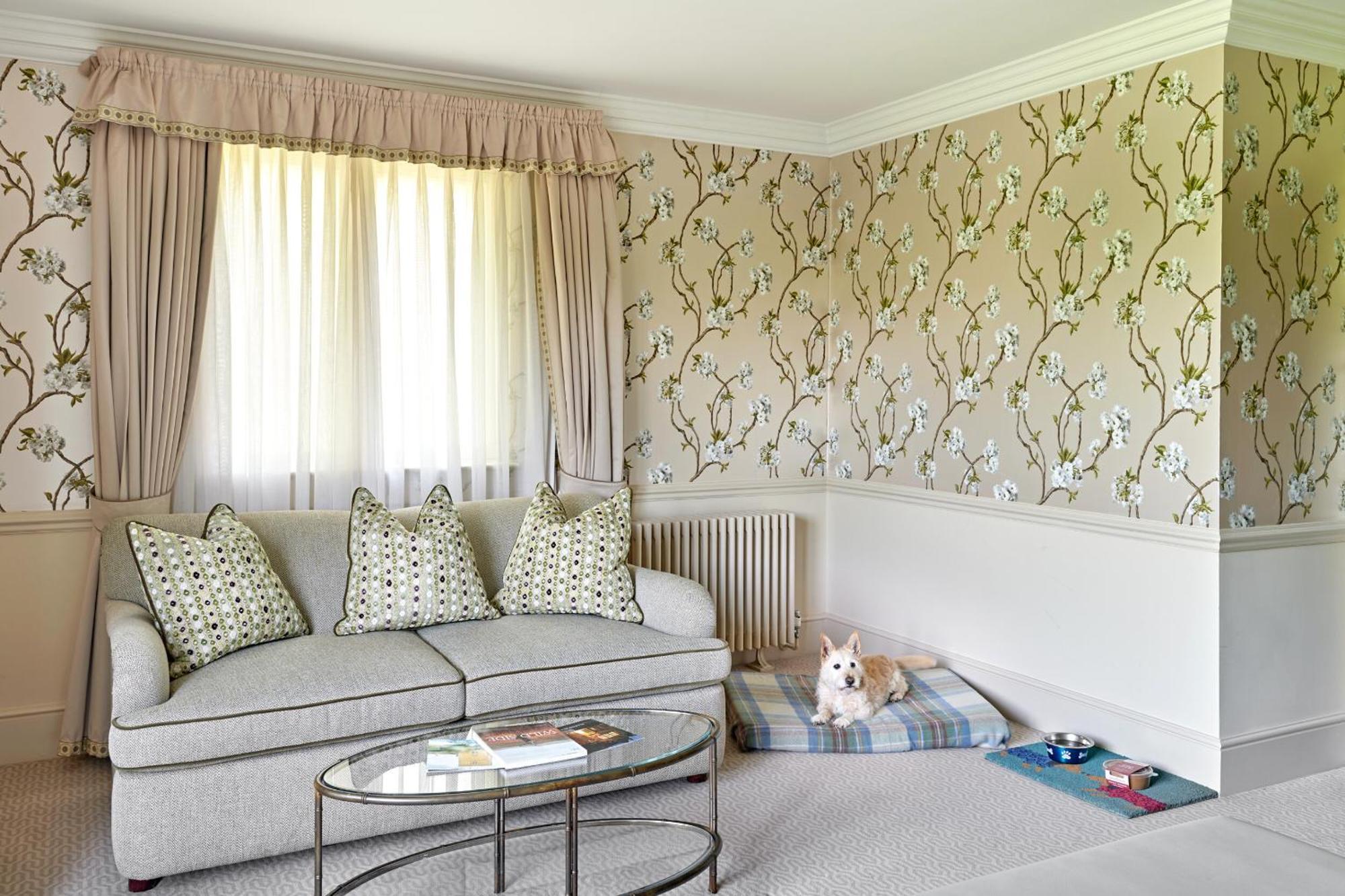 Hotel Ellenborough Park Bishop's Cleeve Esterno foto A living room with wallpaper
