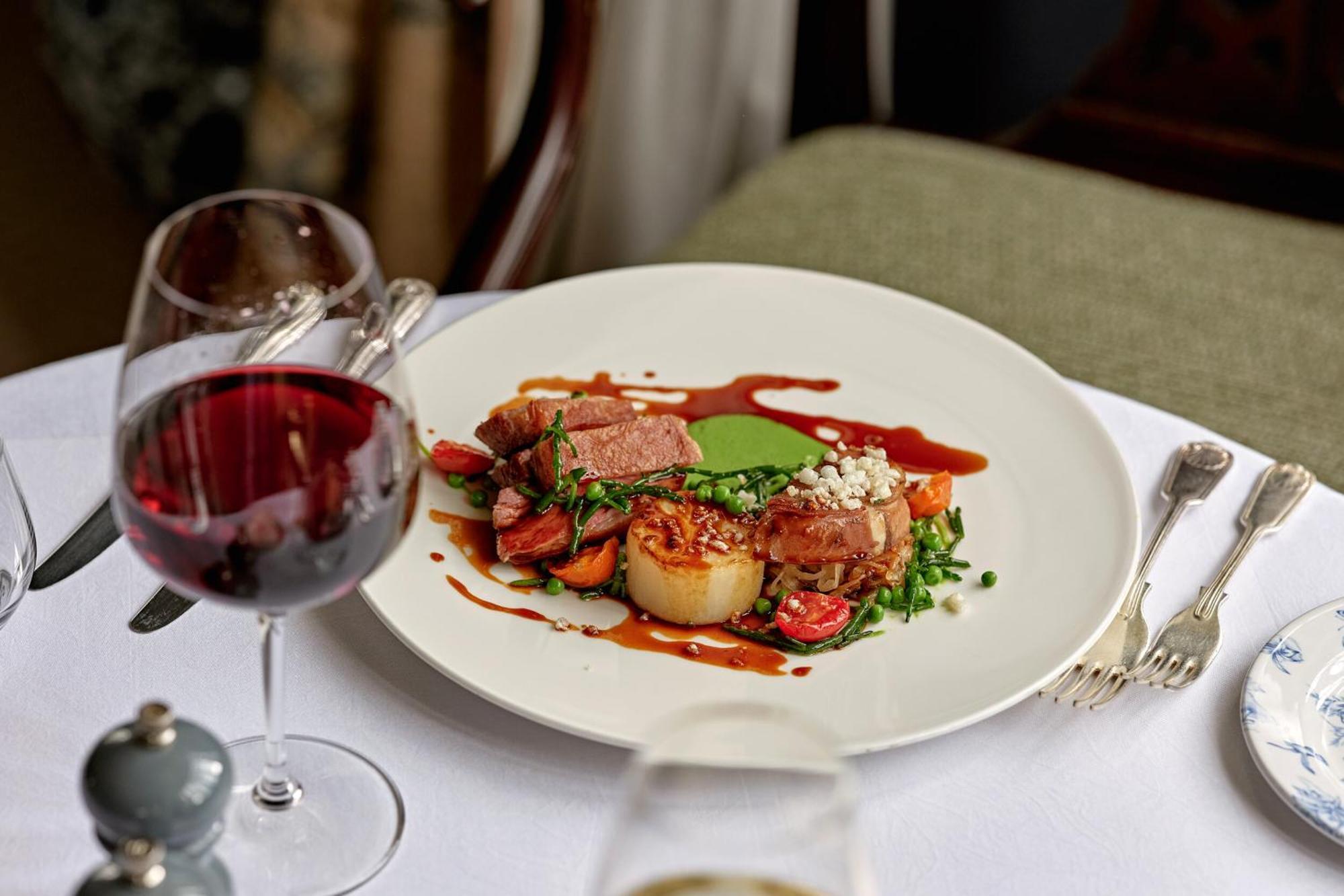 Hotel Ellenborough Park Bishop's Cleeve Esterno foto A meal at the restaurant