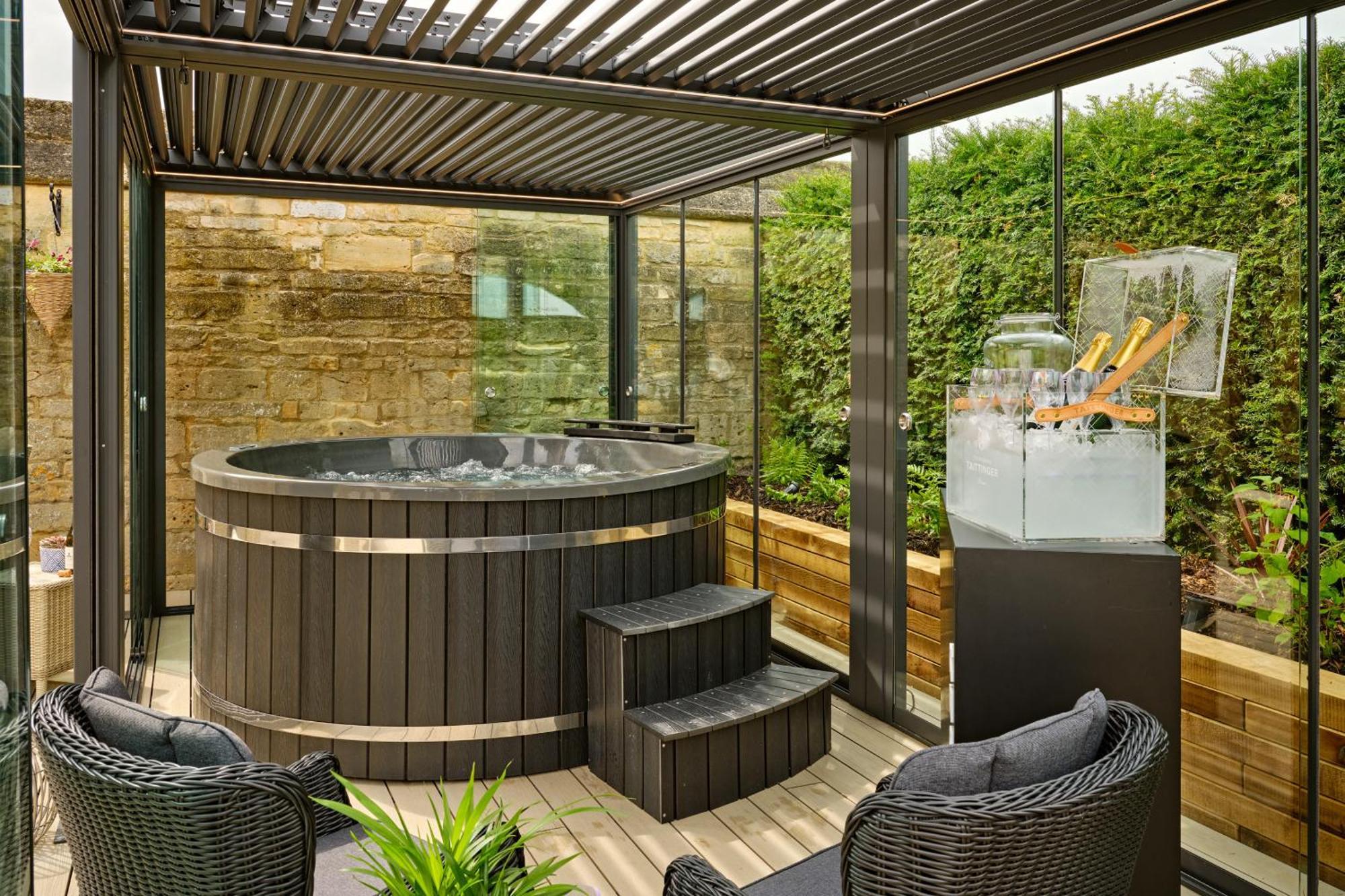 Hotel Ellenborough Park Bishop's Cleeve Esterno foto A hot tub