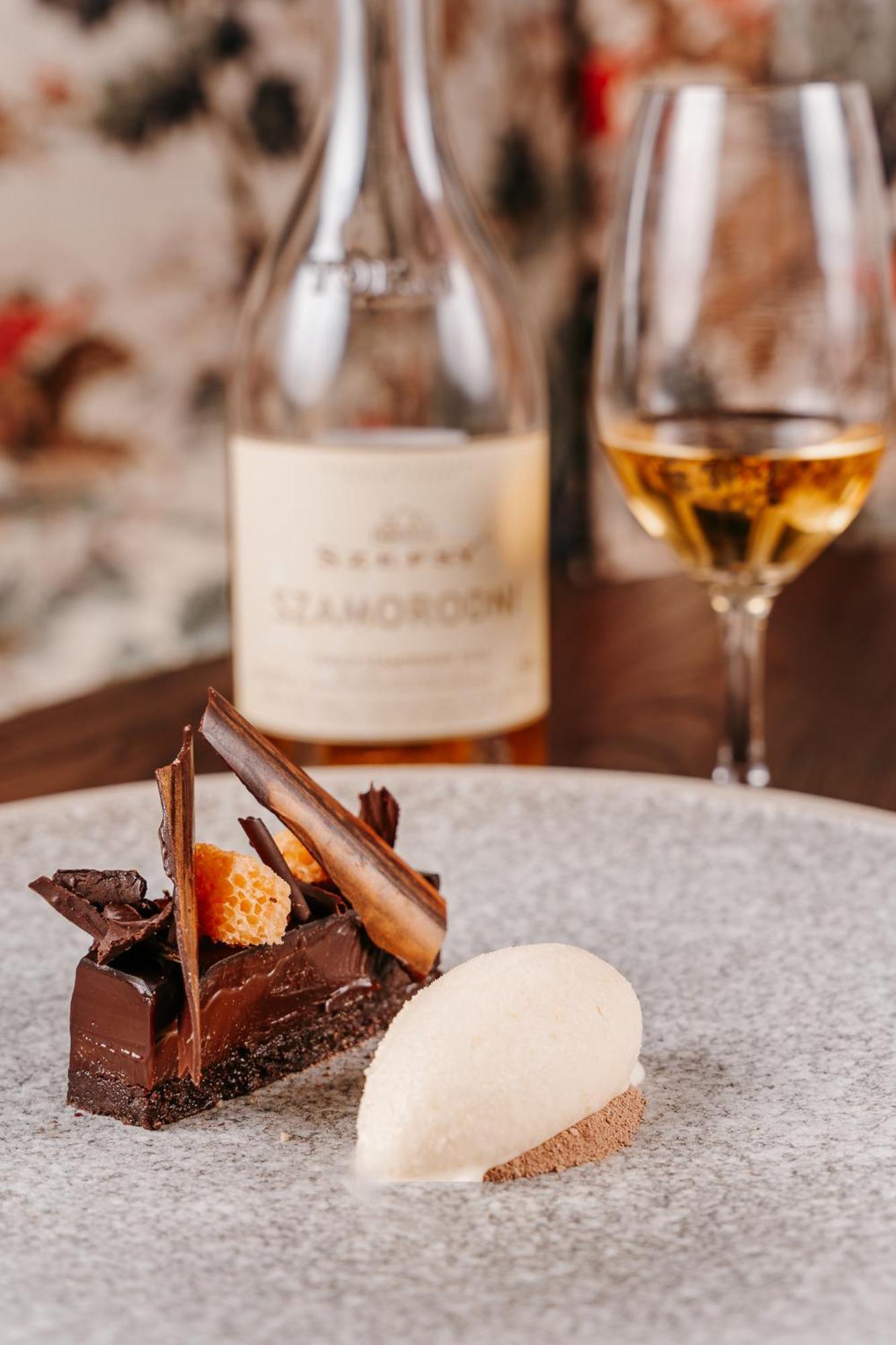 Hotel Ellenborough Park Bishop's Cleeve Esterno foto A glass of Champagne with a chocolate dessert