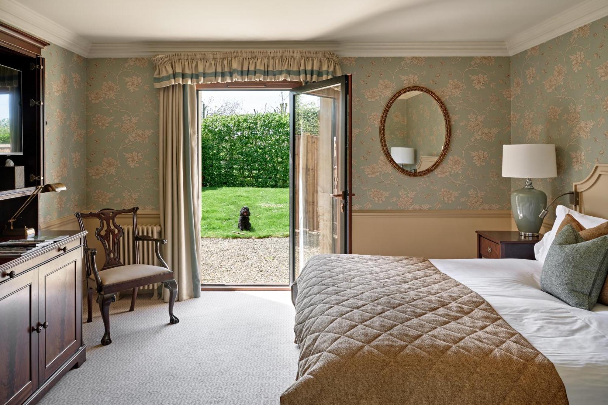 Hotel Ellenborough Park Bishop's Cleeve Camera foto A bedroom at The Old parsonage