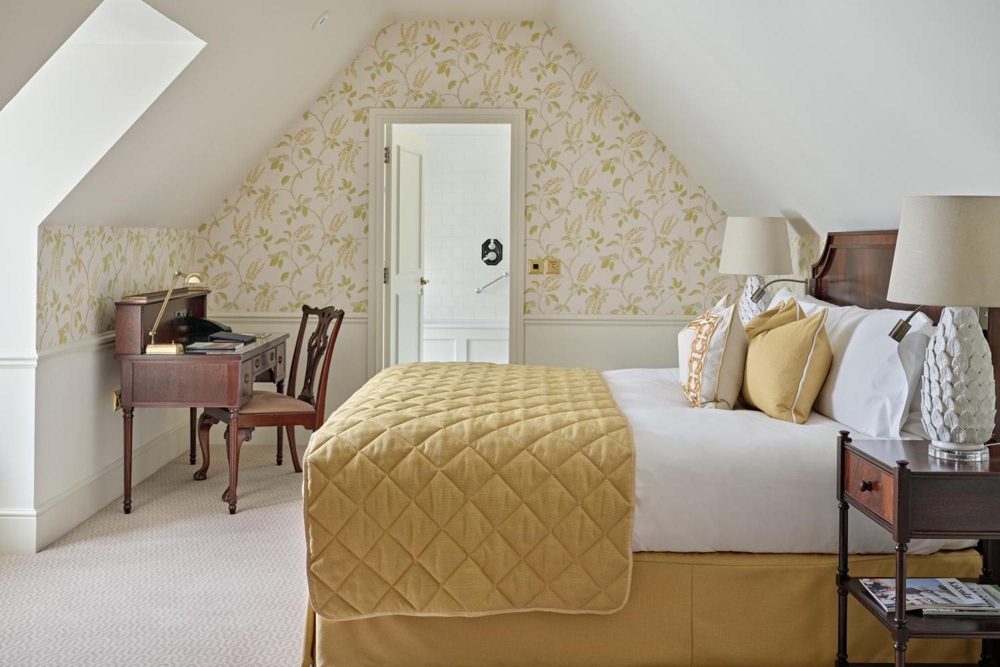 Hotel Ellenborough Park Bishop's Cleeve Camera foto A bedroom at the hotel