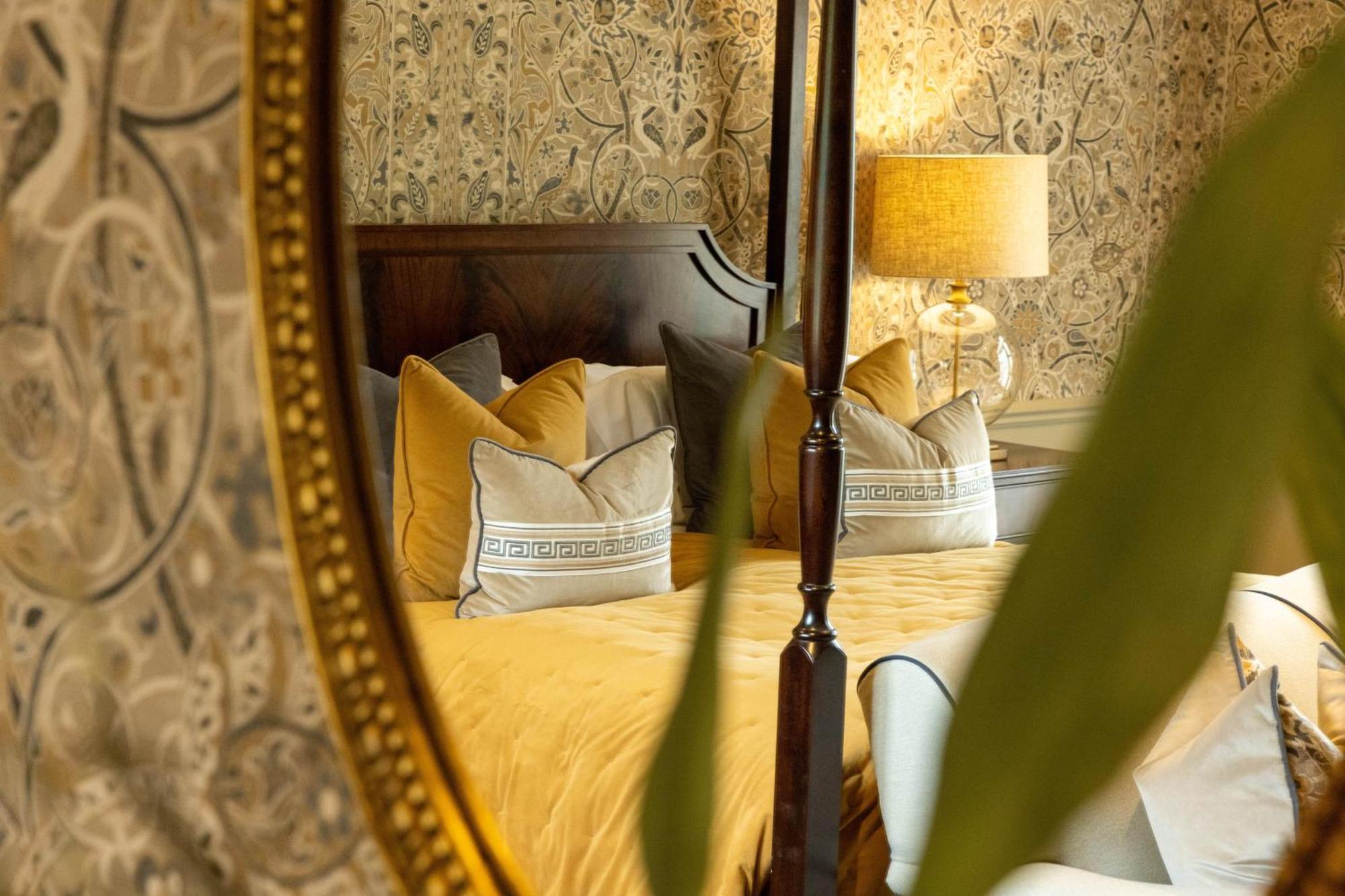 Hotel Ellenborough Park Bishop's Cleeve Camera foto A bedroom at the hotel