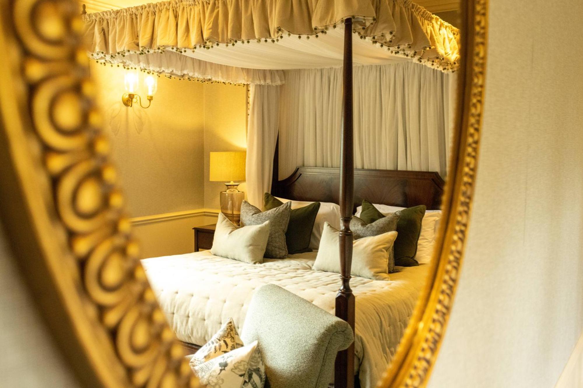 Hotel Ellenborough Park Bishop's Cleeve Camera foto The bedroom of the 18th-century house