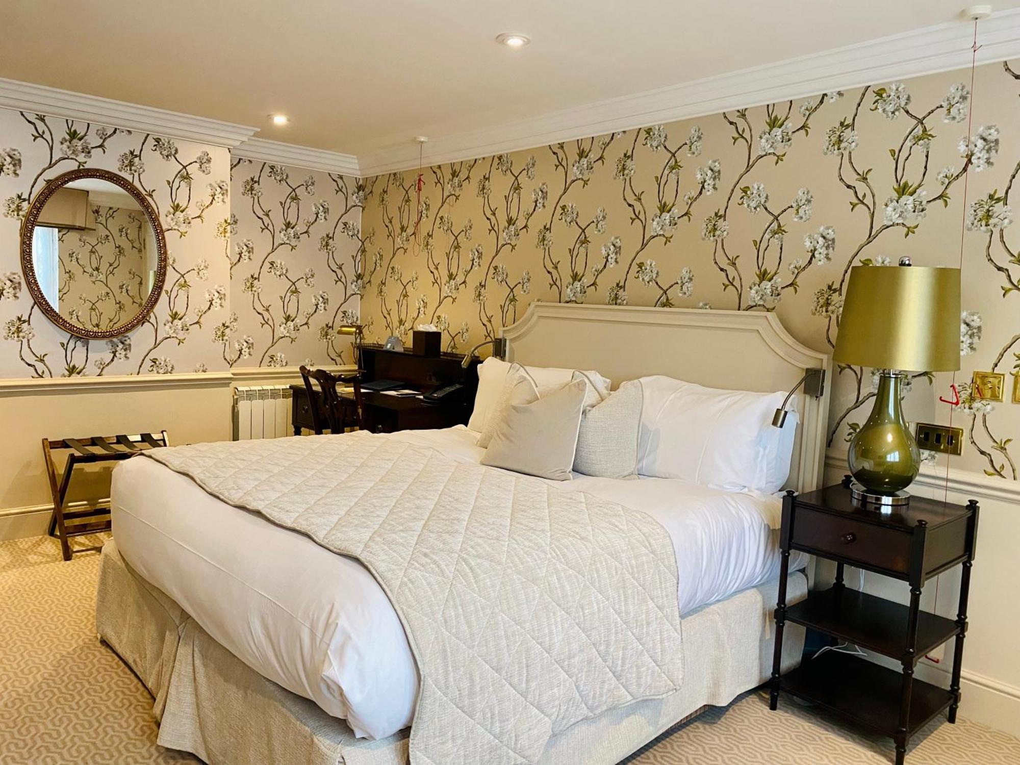Hotel Ellenborough Park Bishop's Cleeve Camera foto A bedroom at the hotel
