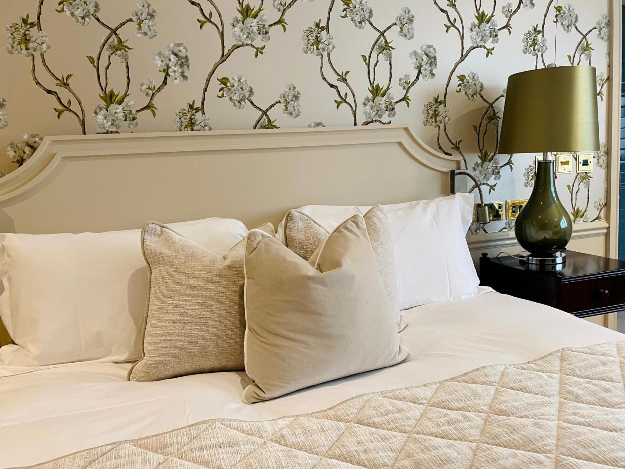 Hotel Ellenborough Park Bishop's Cleeve Camera foto A bed with cushions