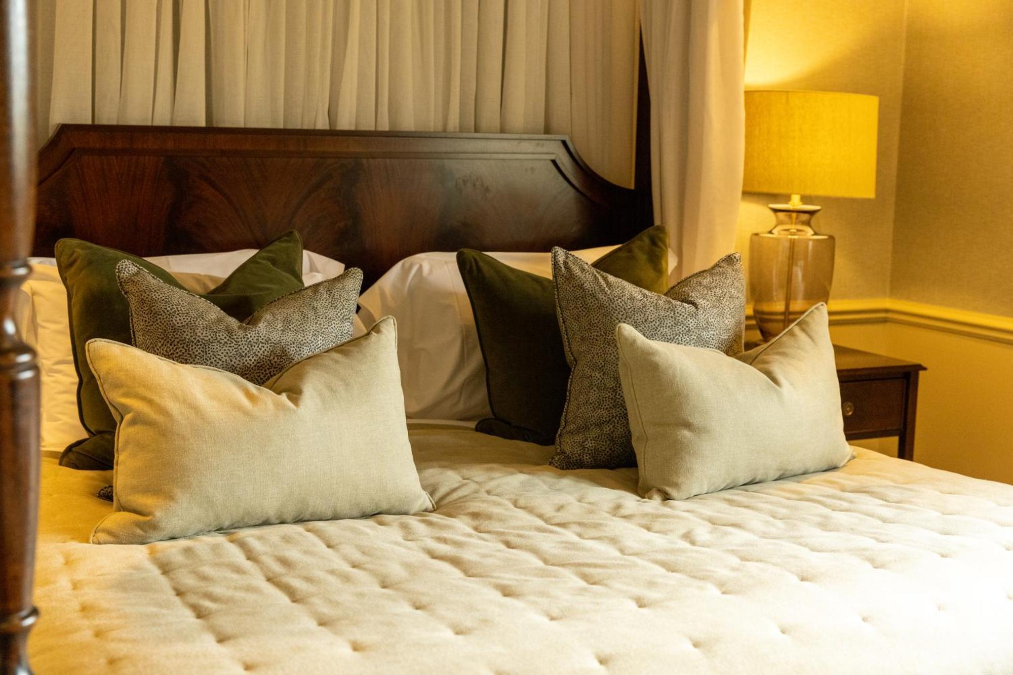Hotel Ellenborough Park Bishop's Cleeve Camera foto Pillows on a bed