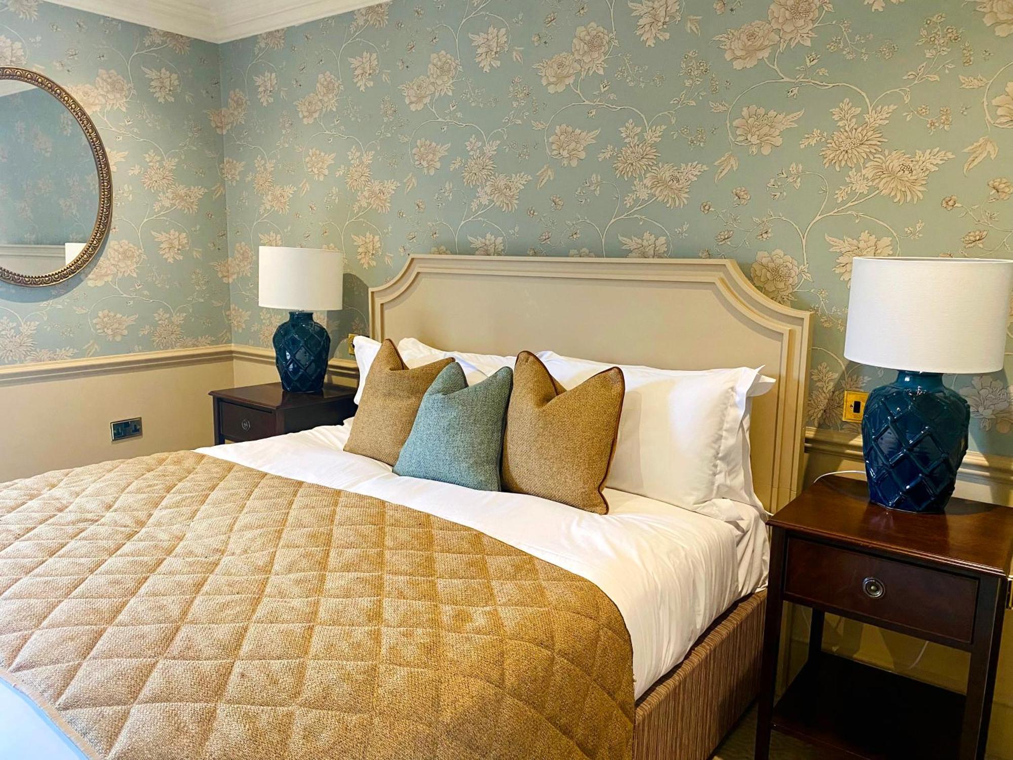 Hotel Ellenborough Park Bishop's Cleeve Camera foto A bedroom at the hotel