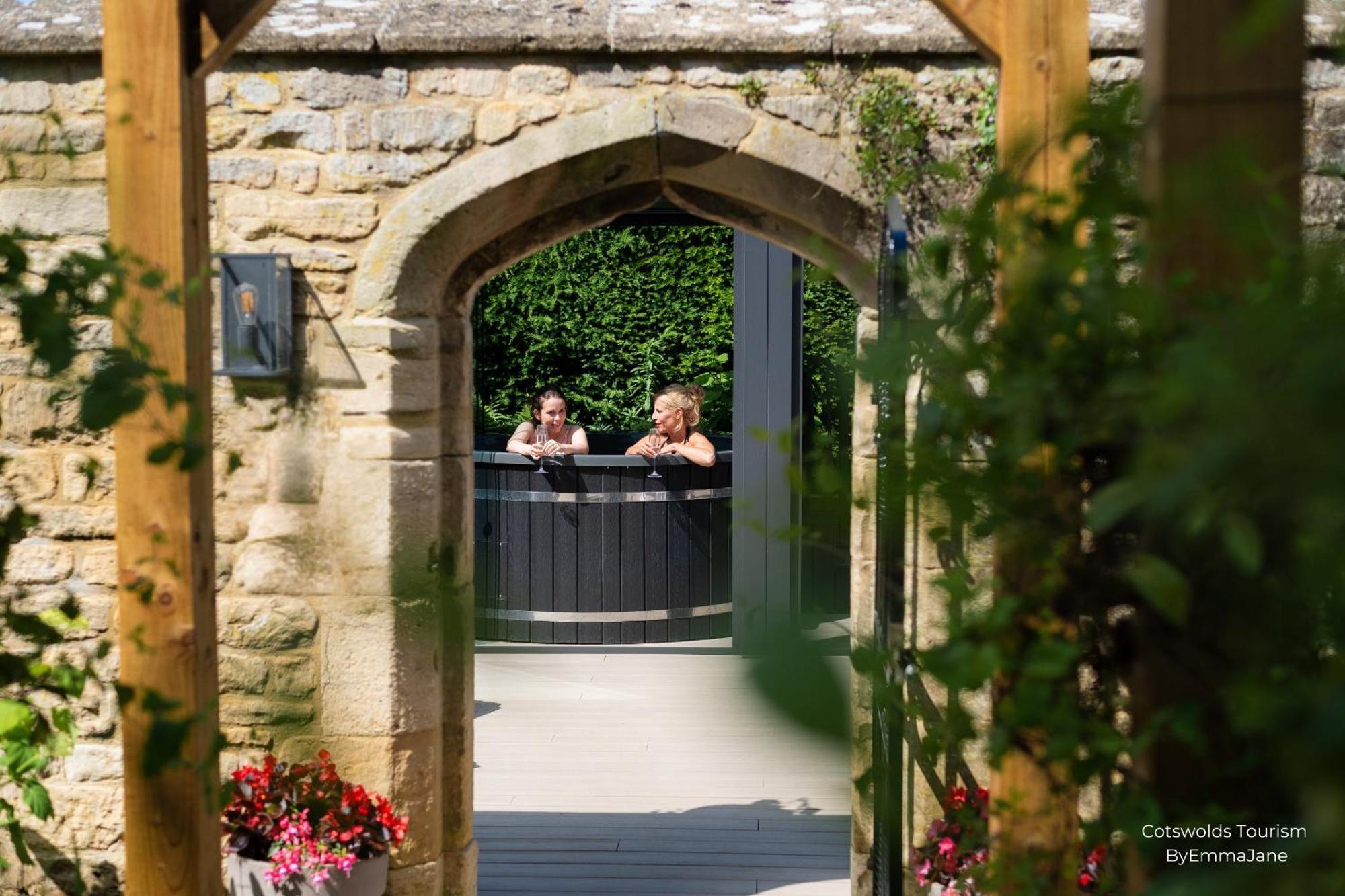 Hotel Ellenborough Park Bishop's Cleeve Esterno foto The hot tub at Cotswold Spa
